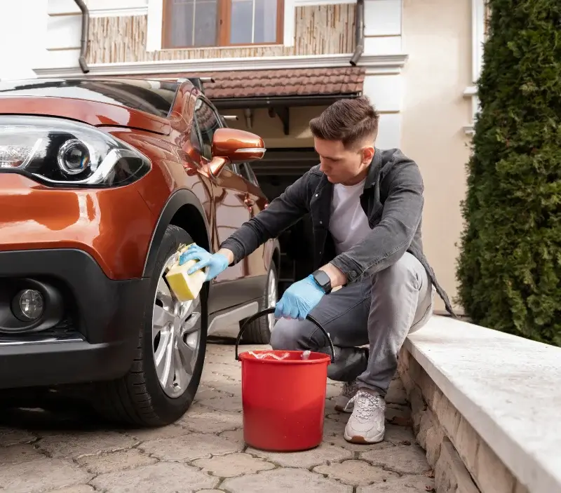 Lavage auto à domicile Remilly-les-Pothées : professionnel intervenant sur un véhicule